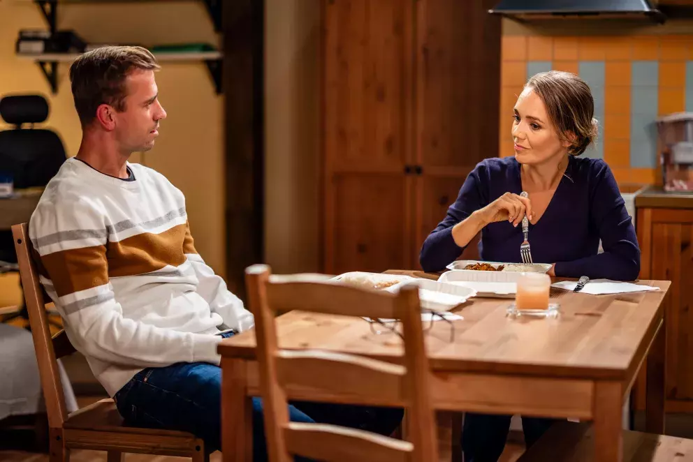 scéna ze seriálu Ulice - za stolem