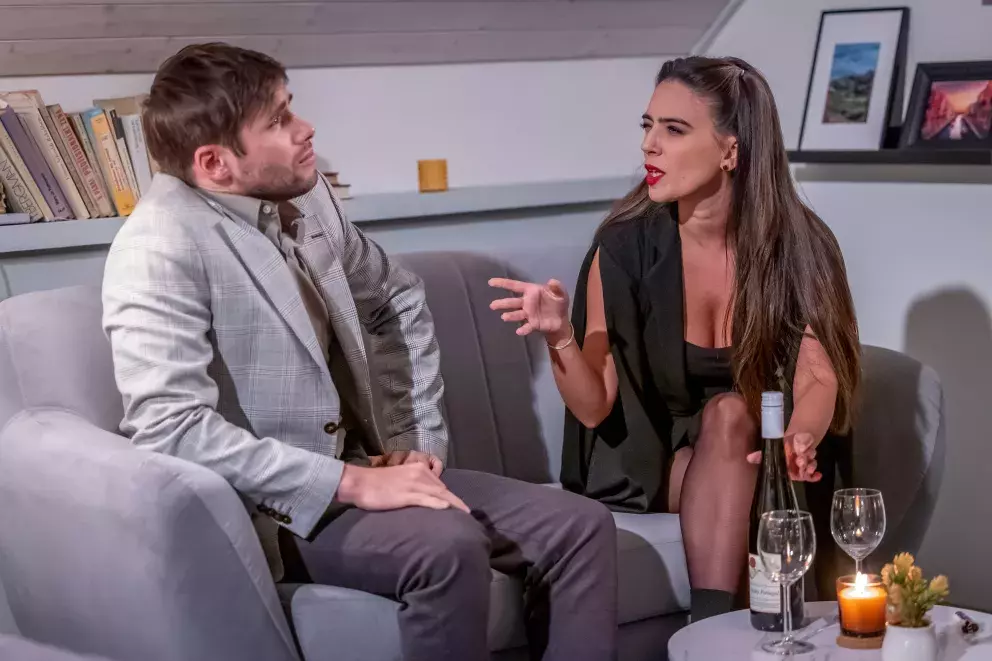 scéna ze seriálu Ulice - diskuse na gauči