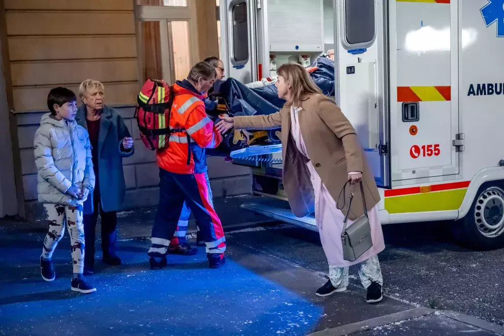 scéna ze seriálu Ulice - převoz do nemocnice