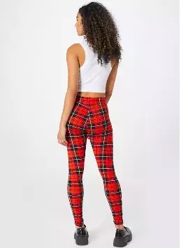 Žena v kostkovaných kalhotech