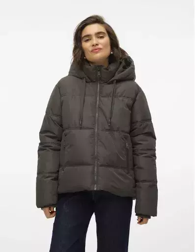 Žena v krátké vycpané bundě