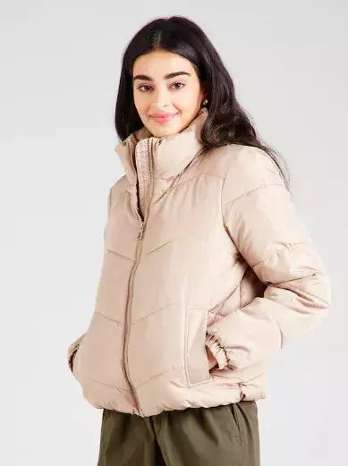 Žena v krátké vycpané bundě