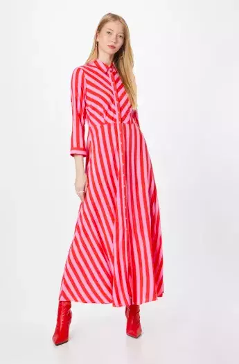 Žena v pruhovaných šatech