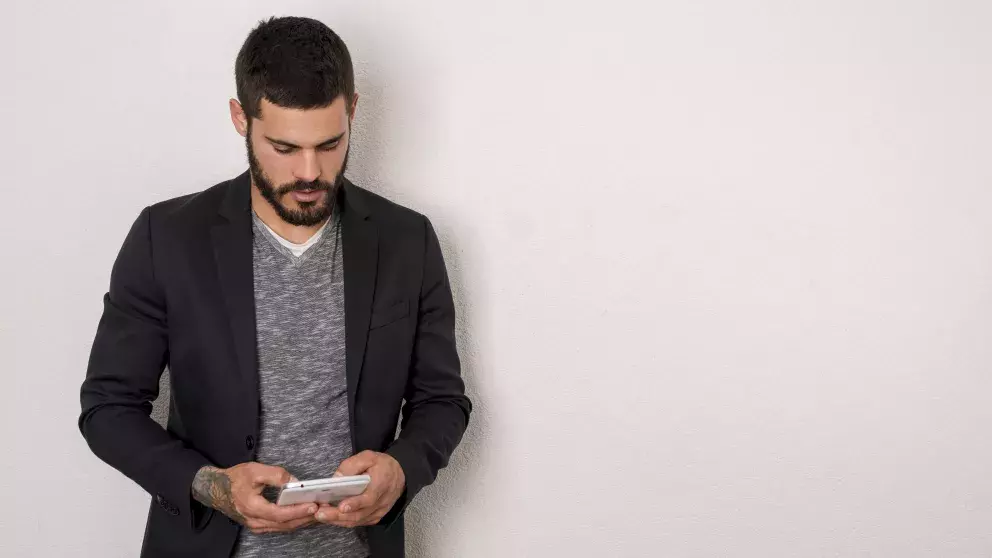 muž, mobil, čtení