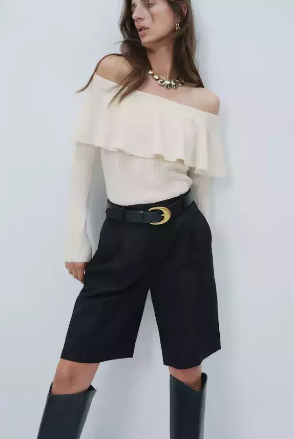 Volánový svetr odhalující ramena, H&M, 599 Kč