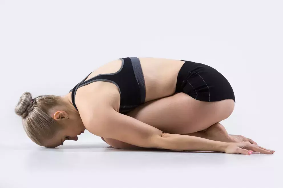 žena cvičí pozici dítěte