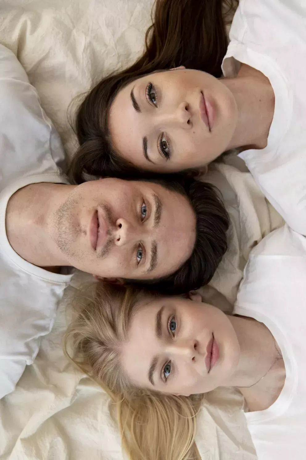 muž, ženy, postel, milostný trojúhelník