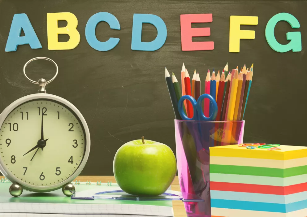 abeceda, budík, tužky, školní pomůcky