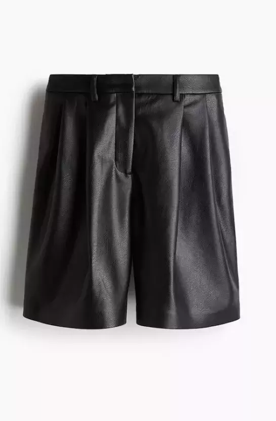 Bermudy s povrchovou úpravou, H&M, 1 069 Kč