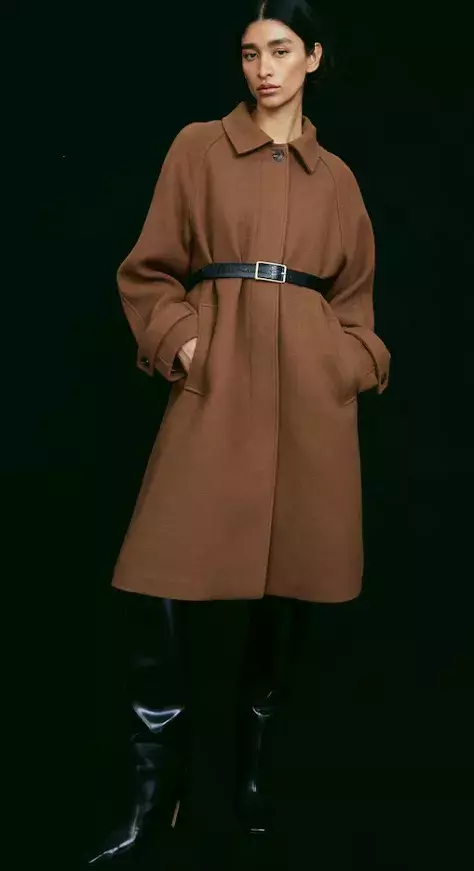 Kabát ke kolenům, H&M, 649 Kč (původní cena 1 459 Kč)