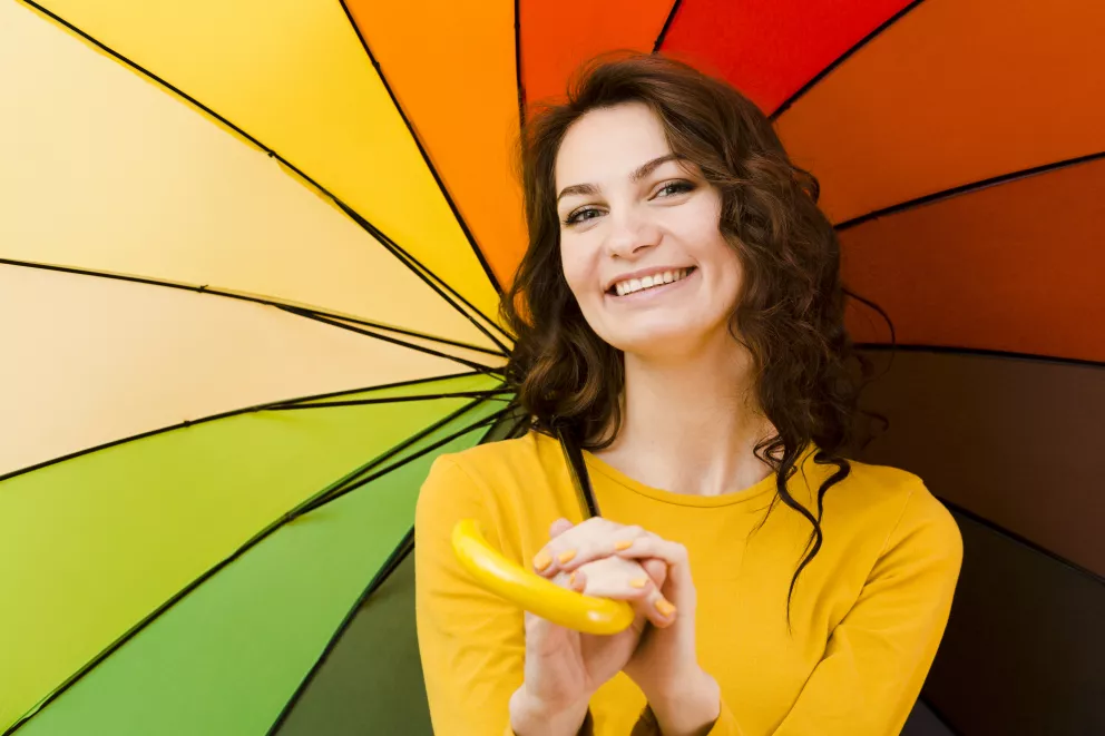 žena pod barevným deštníkem