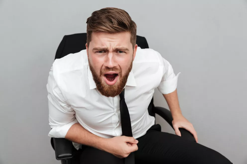 muž, nevhodné chování, kravata