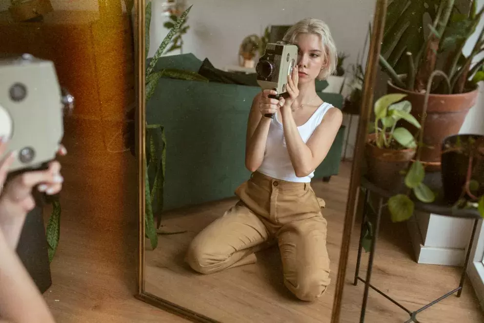 žena před zrcadlem