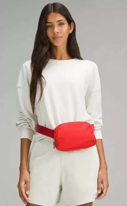 Červená sportovní ledvinka, lululemon, 640 Kč