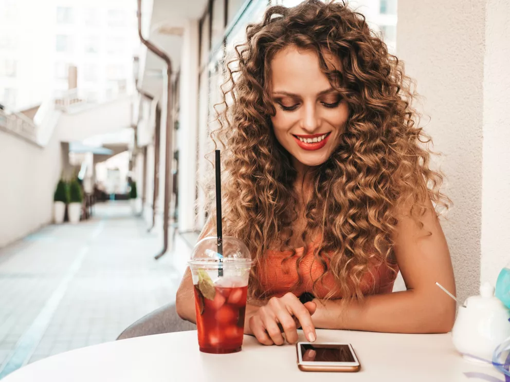 Žena s kudrnatými vlasy