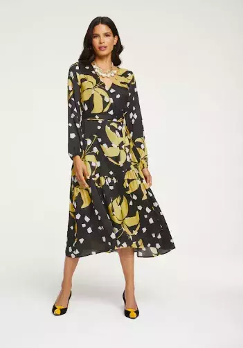 Žena v květinových šatech