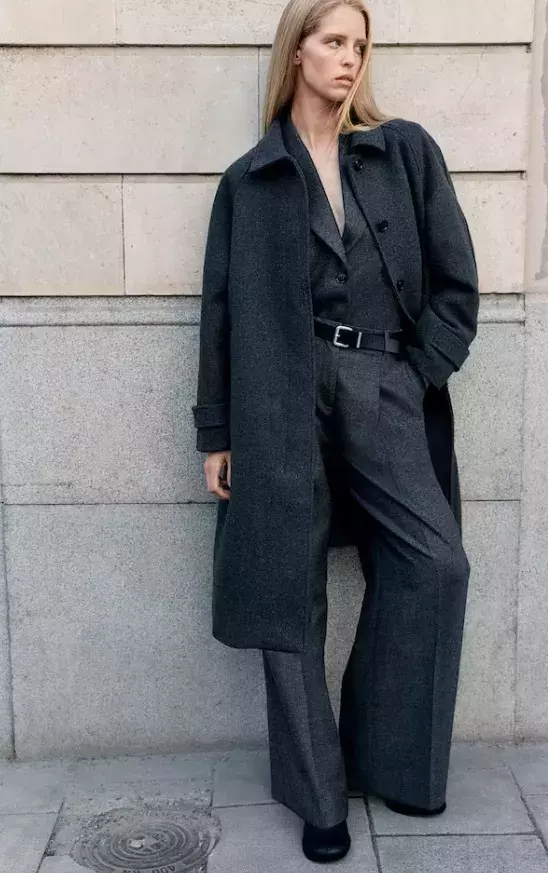 Kabát ke kolenům, H&M, 499 Kč (původní cena 1 459 Kč)