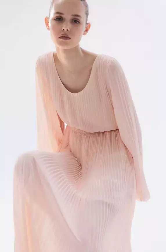 Plisované šifonové šaty, H&M, 1 199 Kč