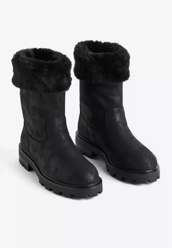 Zateplené kozačky, H&M, 549 Kč (původní cena 1 329 Kč)