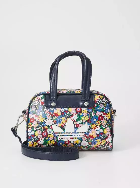 Květinová kabelka ve stylu Bowling Bag, adidas Originals, 1 200 Kč