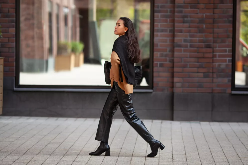 Žena v trendy kožených kalhotách