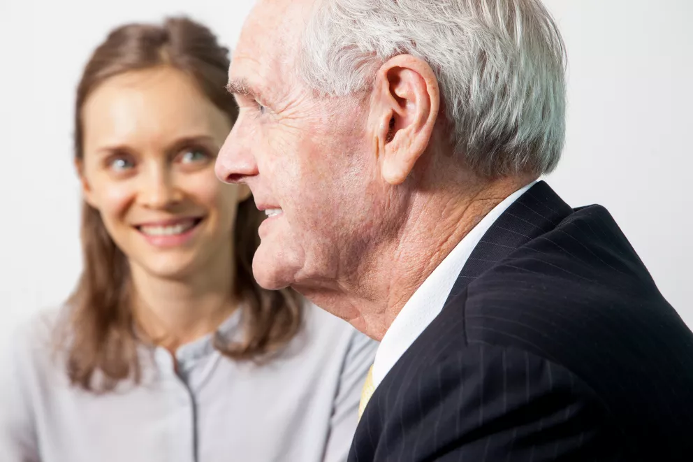 starší muž a mladá žena