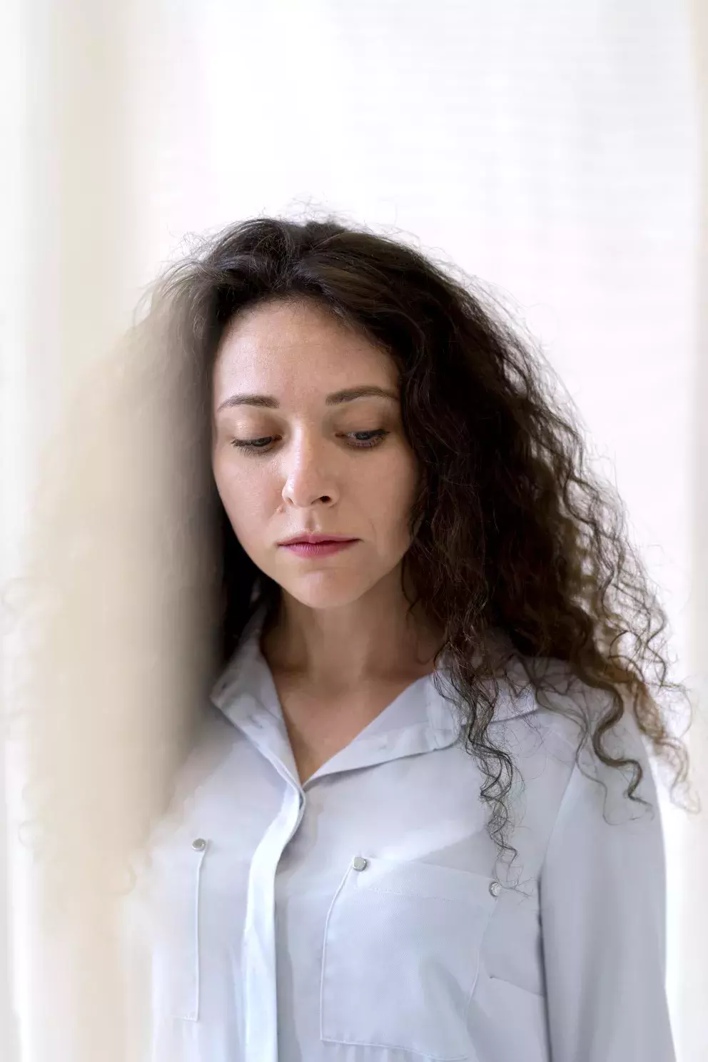 žena, smutek, tmavé vlasy, kudrny