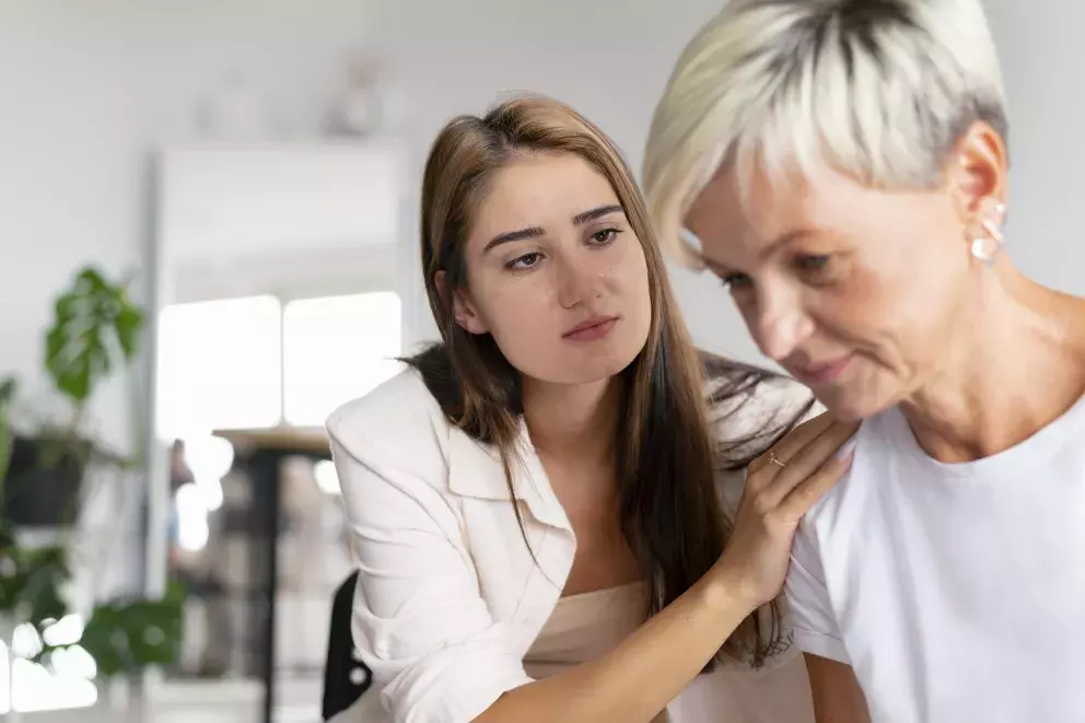 mladá žena, starší žena, péče