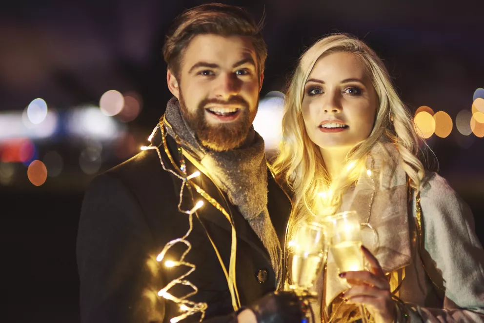 šťastný pár v zimě