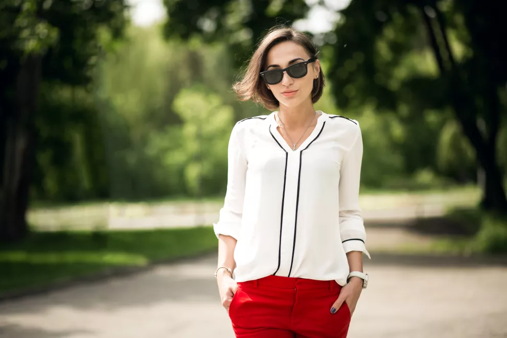 žena v triku s dlouhým rukávem