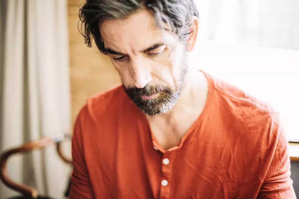 muž, zklamání, červené tričko