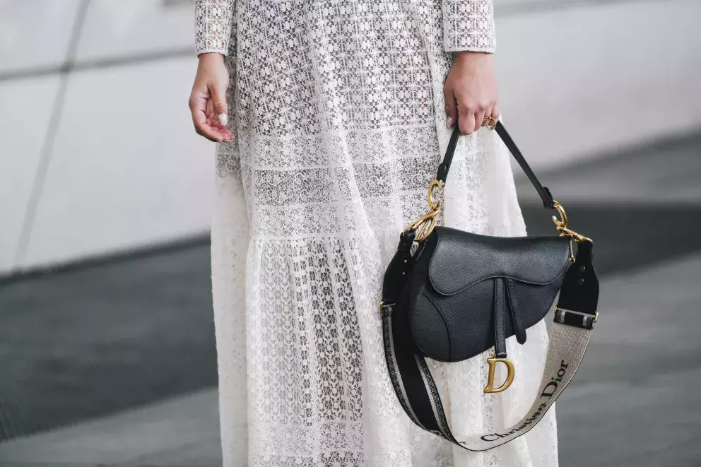 Jemná krajkovaná sukně s koženou kabelkou