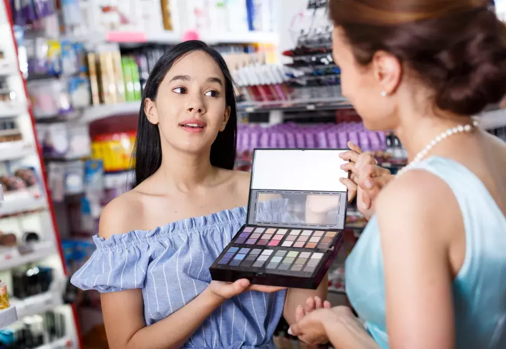 výběr očních stínů, výrazné barvy