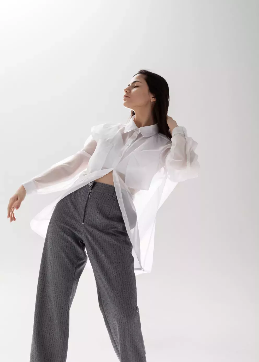 Jednoduchá bílá košile získá díky průsvitné látce na zajímavosti. 