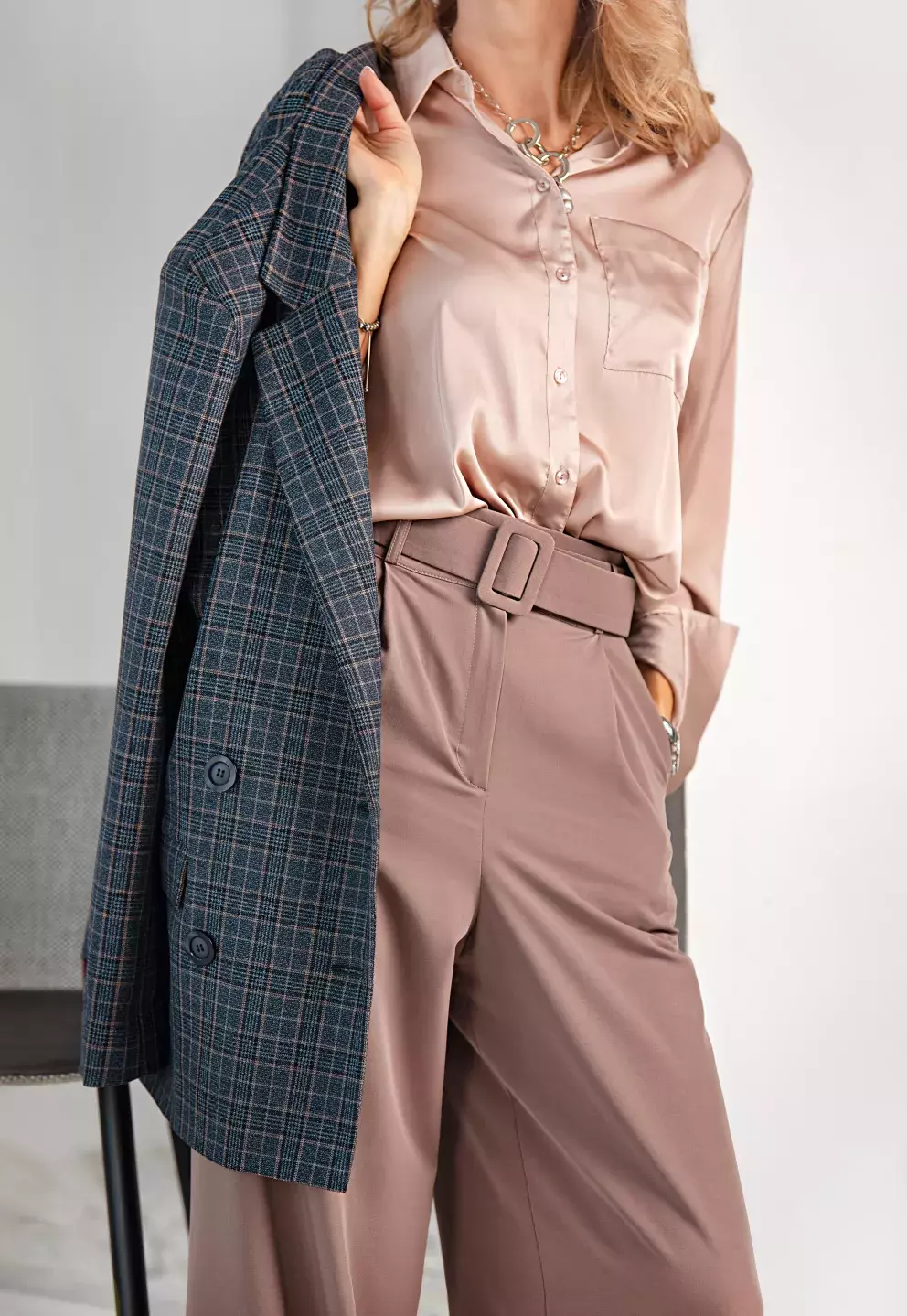 žena v hedvábné halence