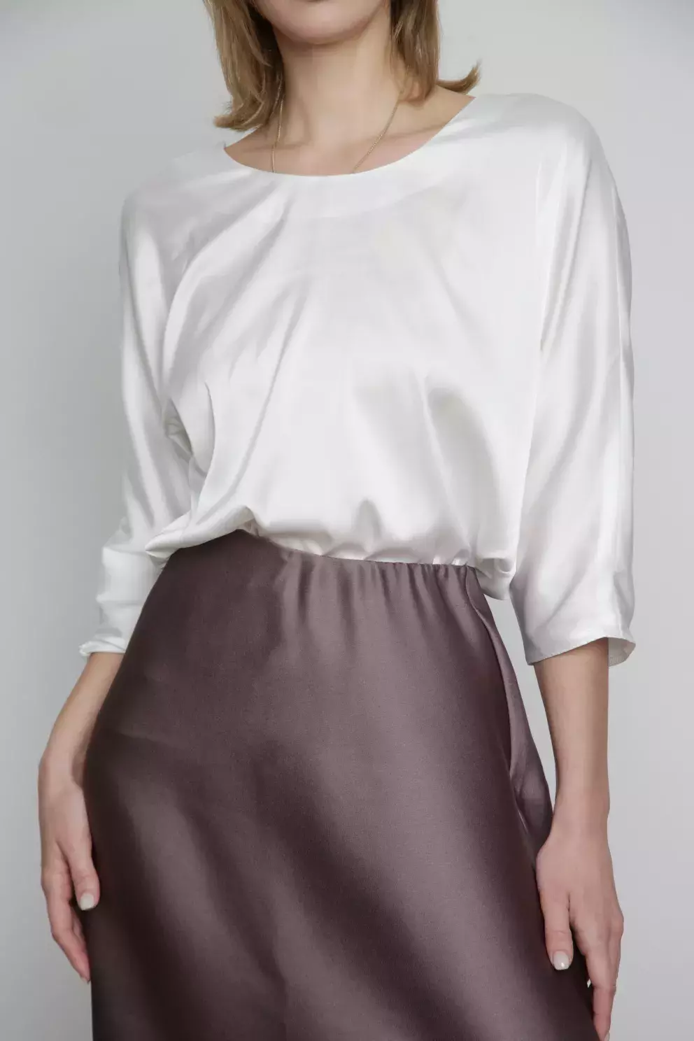 hedvábná halenka a sukně jsou trendy