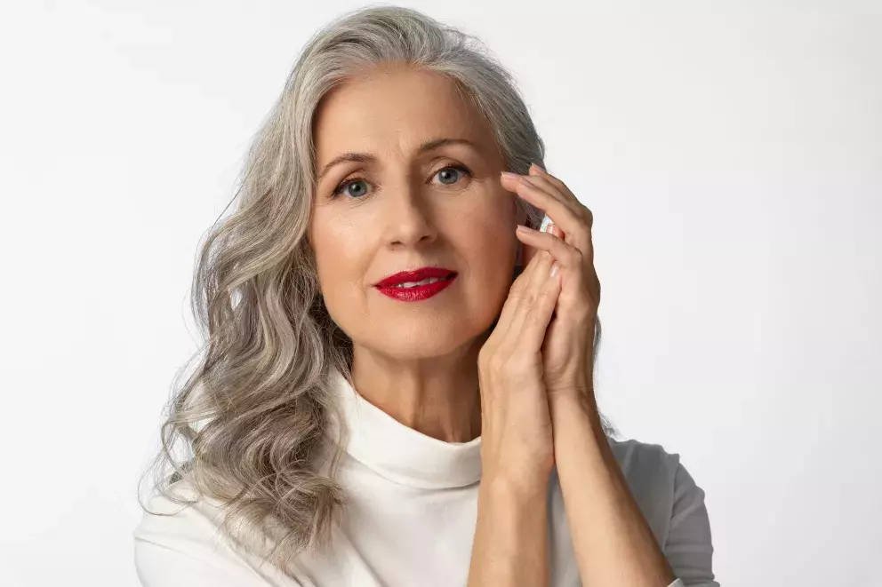 Foto 1 k článku Mladistvé účesy roku 2025 pro ženy nad 50 i 60 let: Správný výběr ubere vašemu vzhledu 5 až 10 let. Vyzkoušejte klasické nebo hravě vlnité