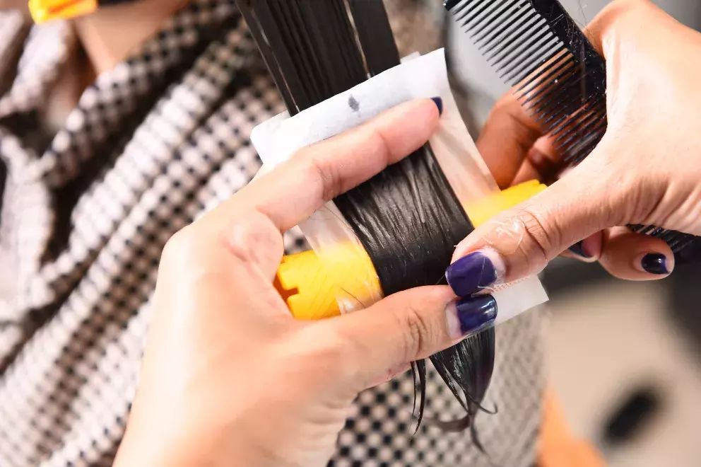 zastřižení konečků u jemných vlasů