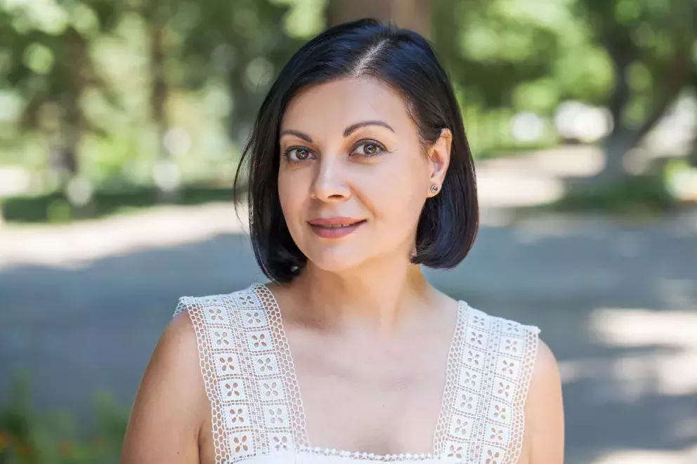 žena s mikádem, objem