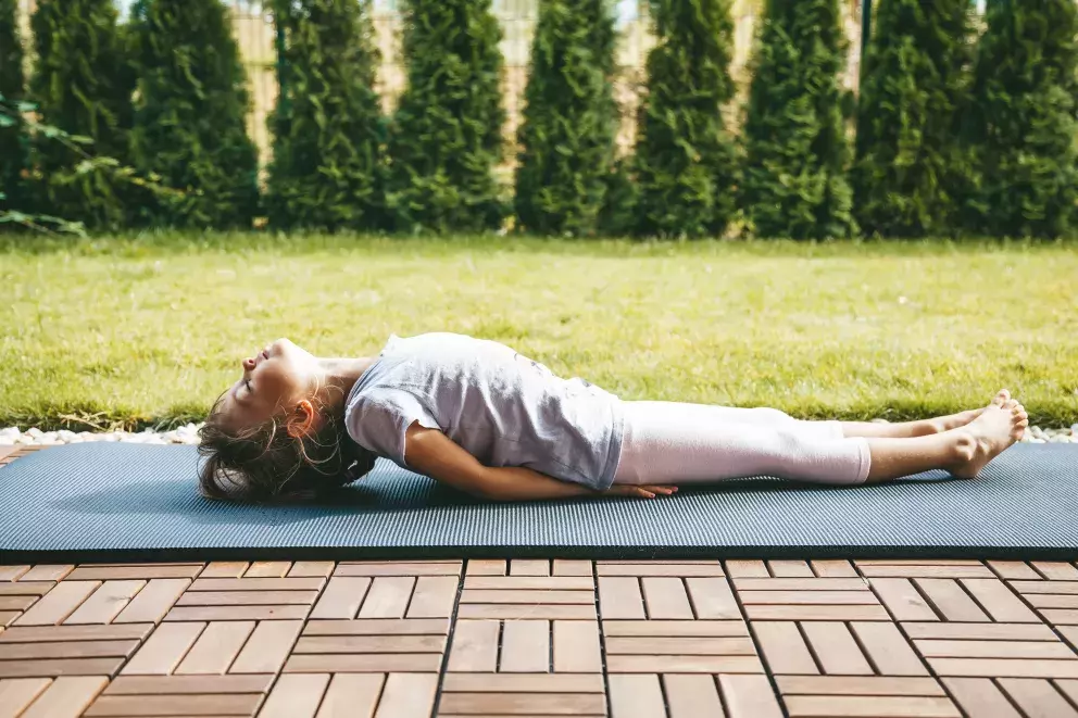 dítě cvičí pozici ryby