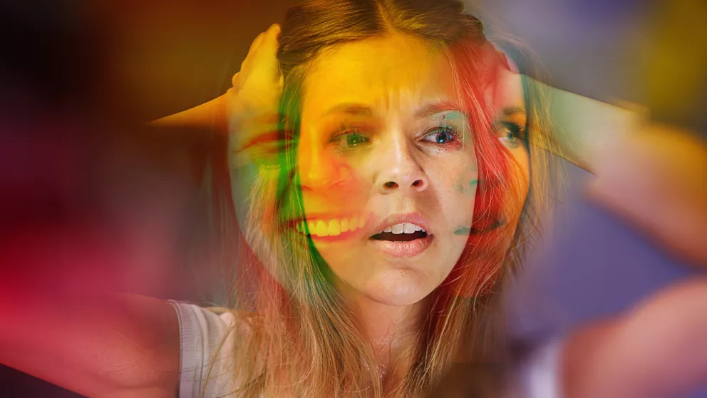 žena držící se za hlavu