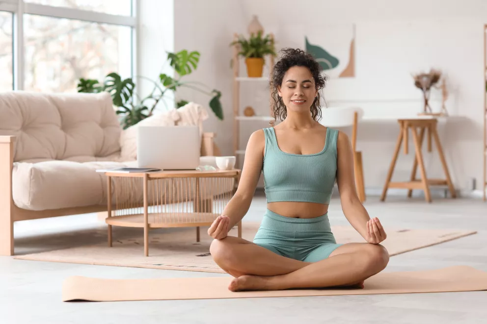 žena cvičí doma jógu