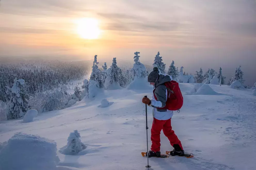 žena v horách na sněžnicích