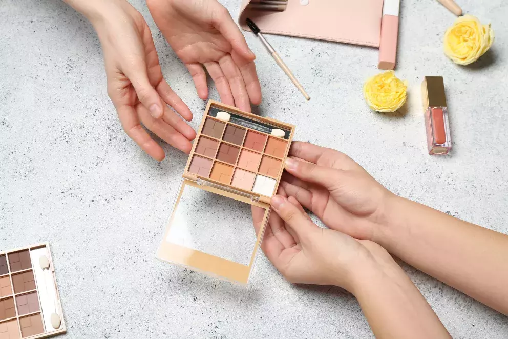 Odstíny hnědé, meruňkové a oranžové krásně zvýrazní zelené oči. 