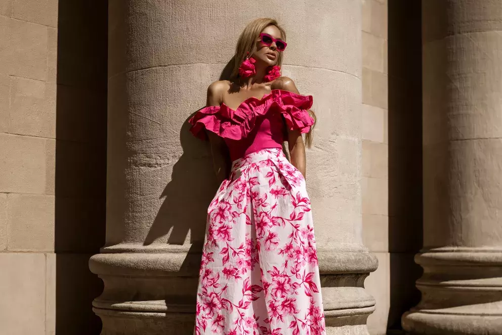 žena v květinové sukni