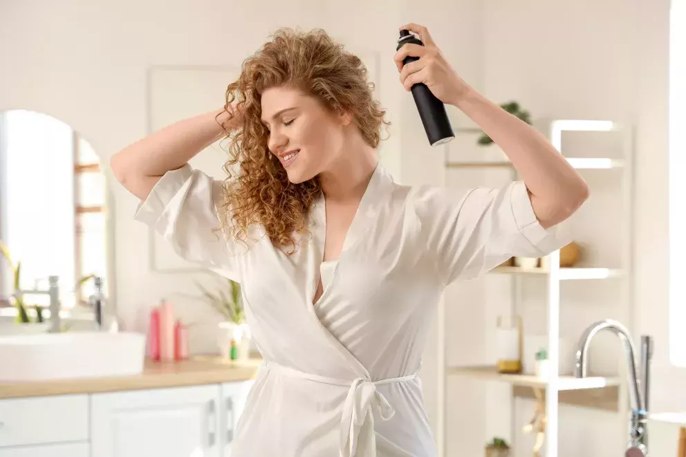 žena upravuje vlasy