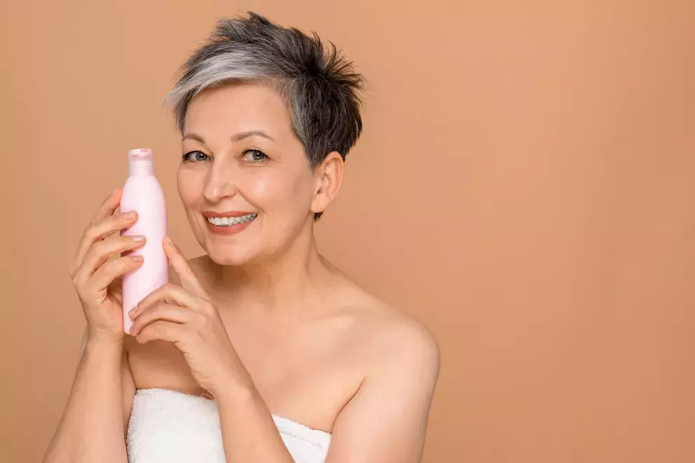 starší žena se šamponem