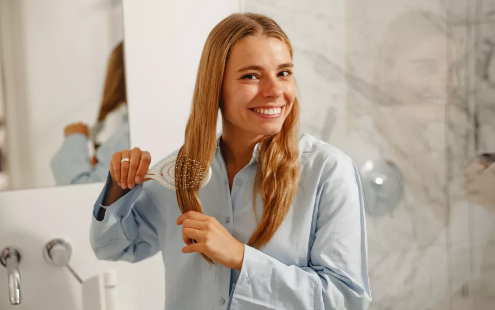 žena česání vlasů kartáčem