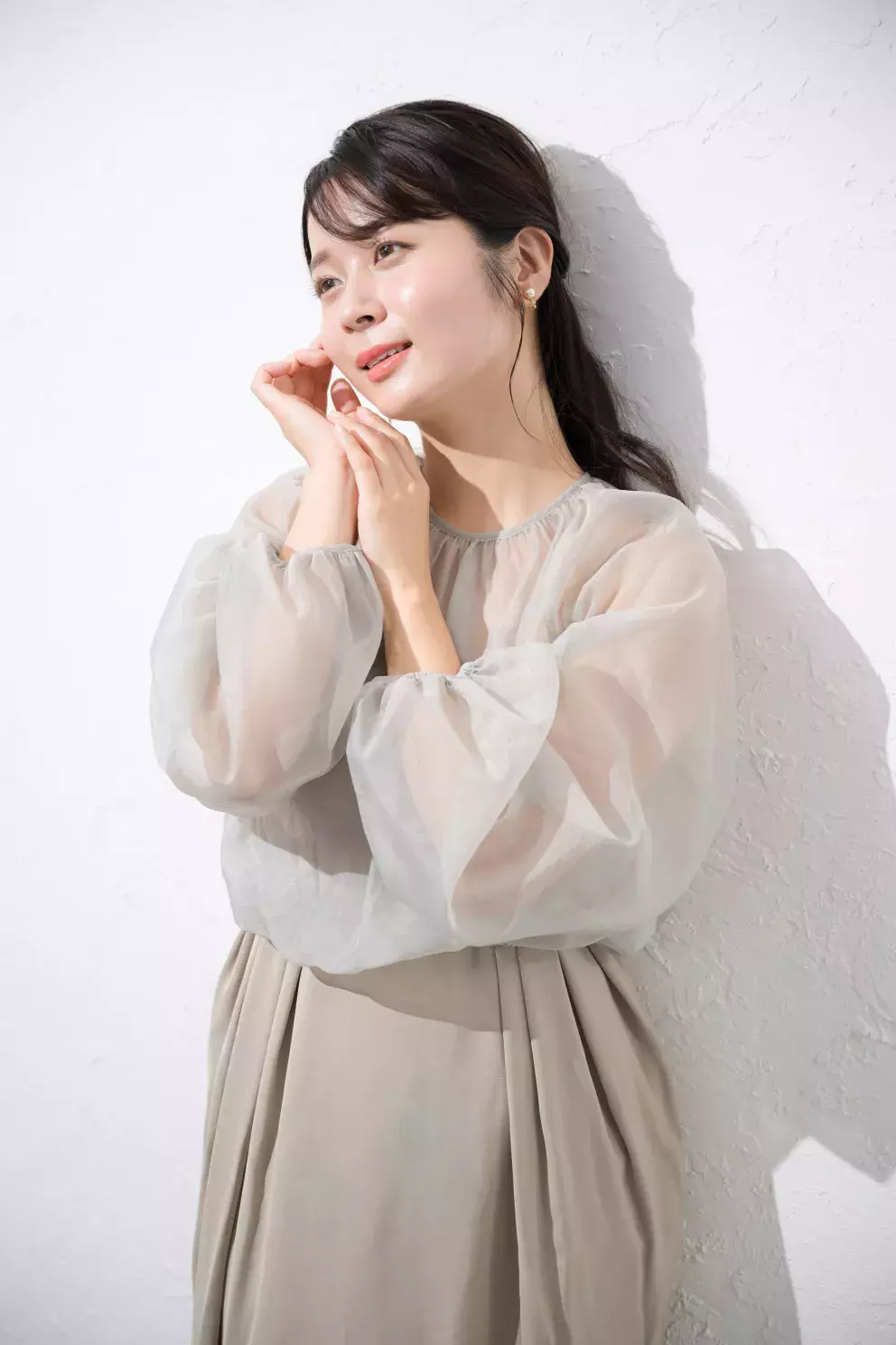 Průsvitné kousky rozhodně nemusí vypadat vyzývavě. Stačí zvolit vhodný střih.