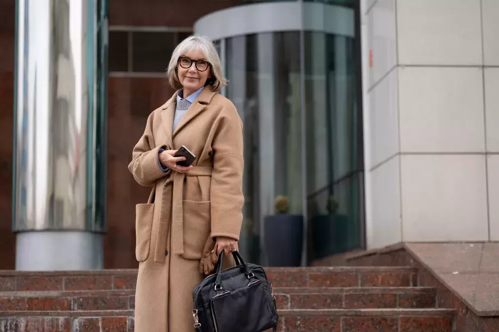 starší žena s bowling bag